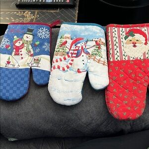 Festive Holiday Oven Mitt and pot holder Set - Snowman and Santa Design